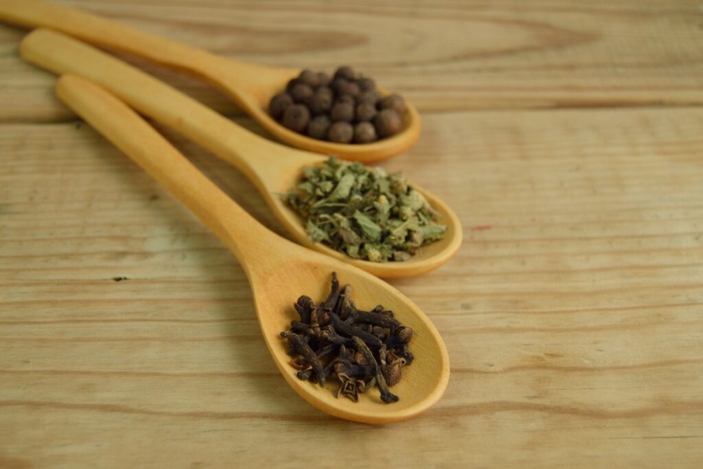 cloves displayed in a spoon