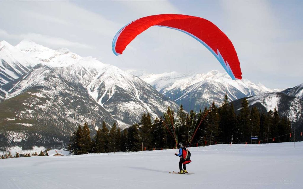 A tourist enjoying para gliding in Kashmir.