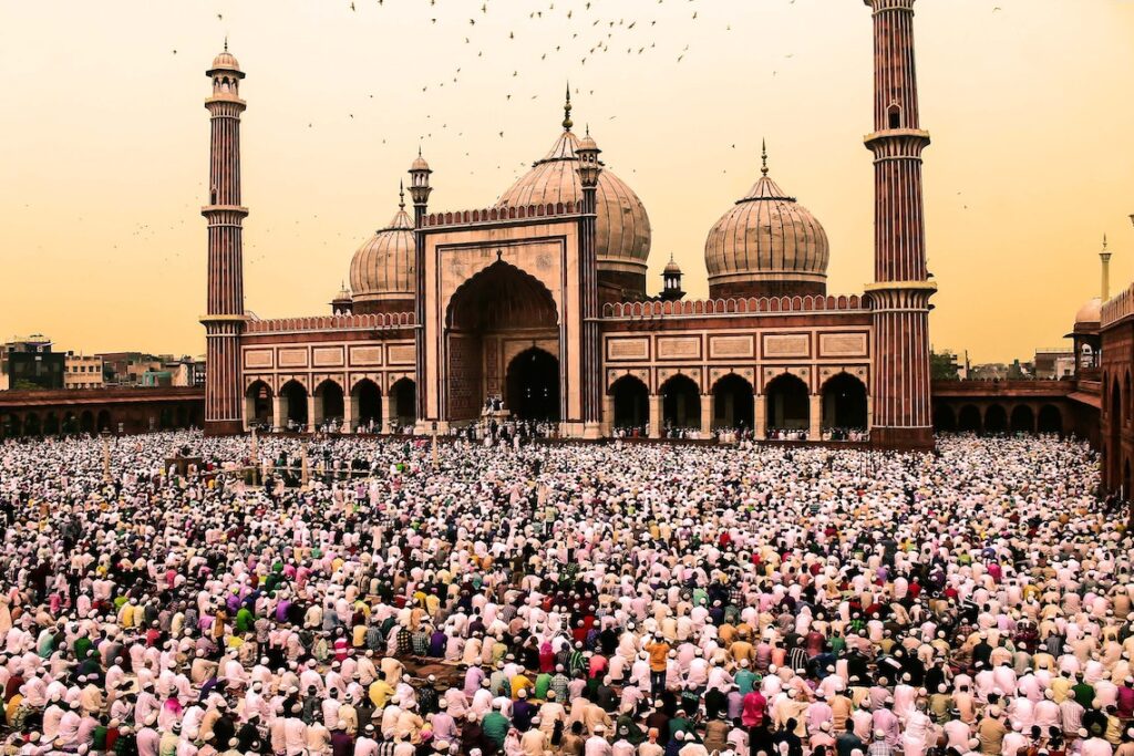 Crowd od people gathered during Ramadan to offer prayer.